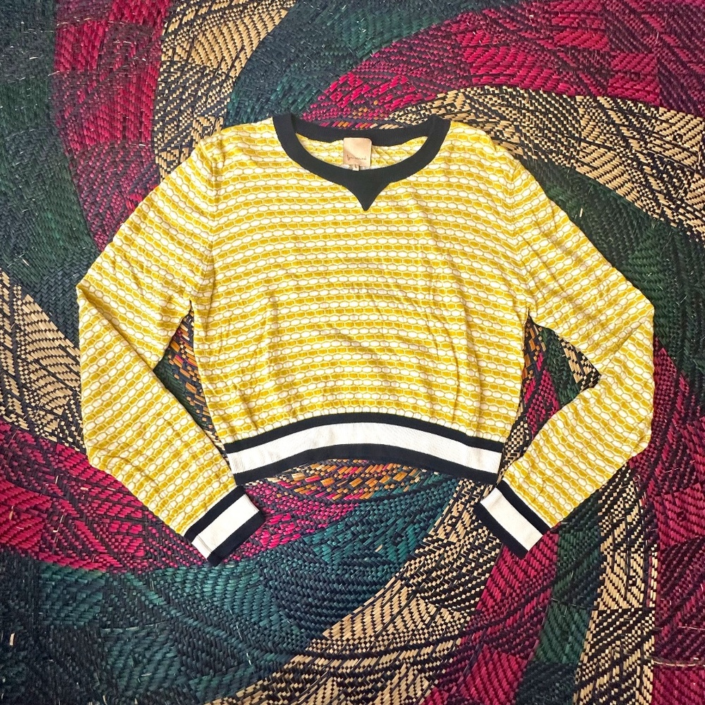 Lyn Around Yellow Sweater Size Large